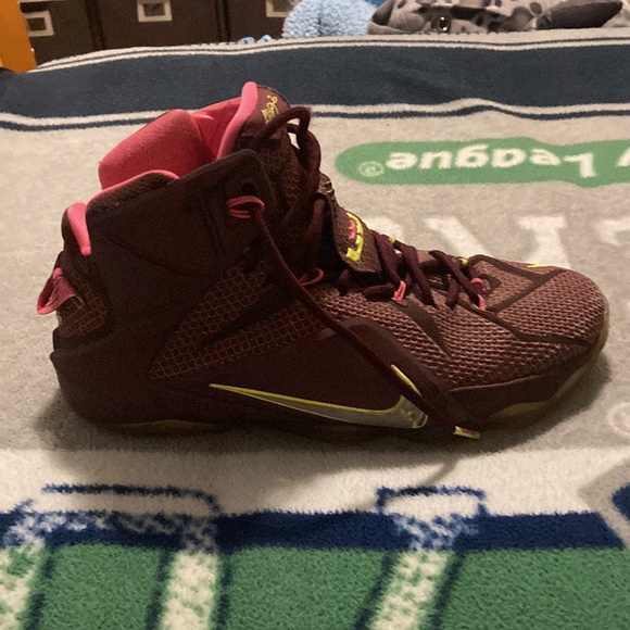 Nike LeBron 12 Double Helix size us 9 Color burgundy pink code 684593-607 - Picture 3 of 6